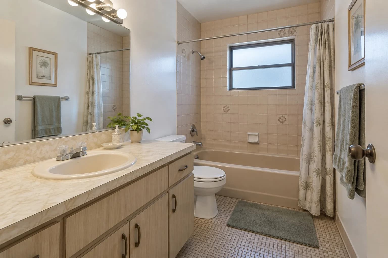 Out-of-date bathroom in a home in Miami