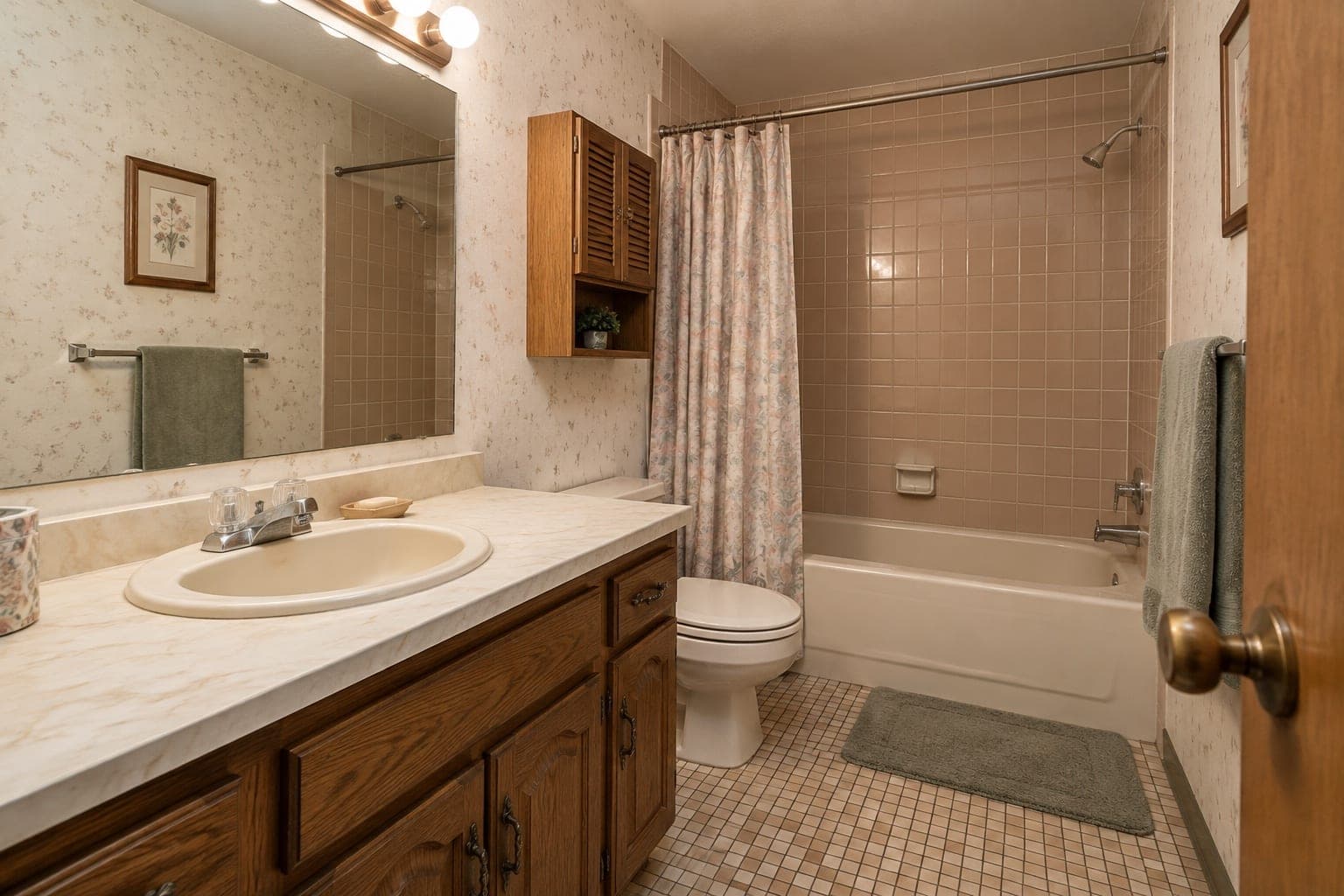 Out-of-date bathroom in a home in St. Louis